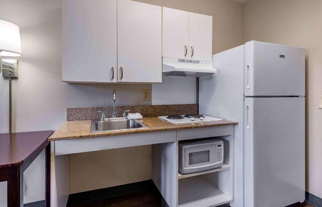 Kuchyň nebo kuchyňský kout v ubytování Extended Stay America Suites - Fishkill - Westage Center