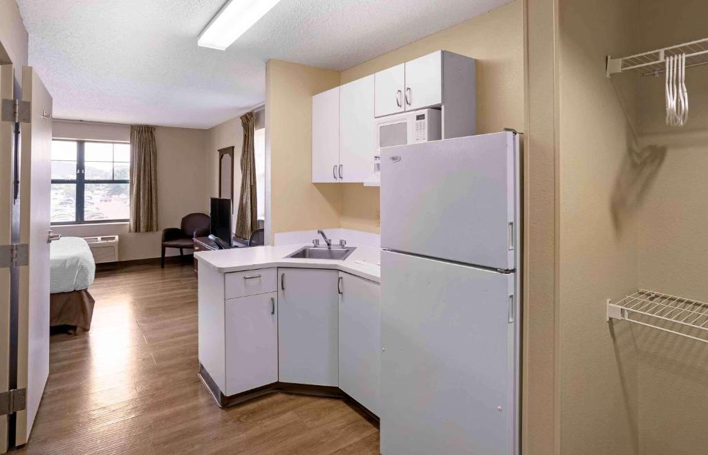 Kuchyň nebo kuchyňský kout v ubytování Extended Stay America Suites - Fishkill - Westage Center