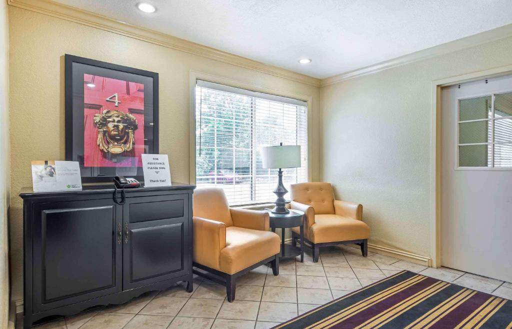 Posezení v ubytování Extended Stay America Suites - Newark - Woodbridge
