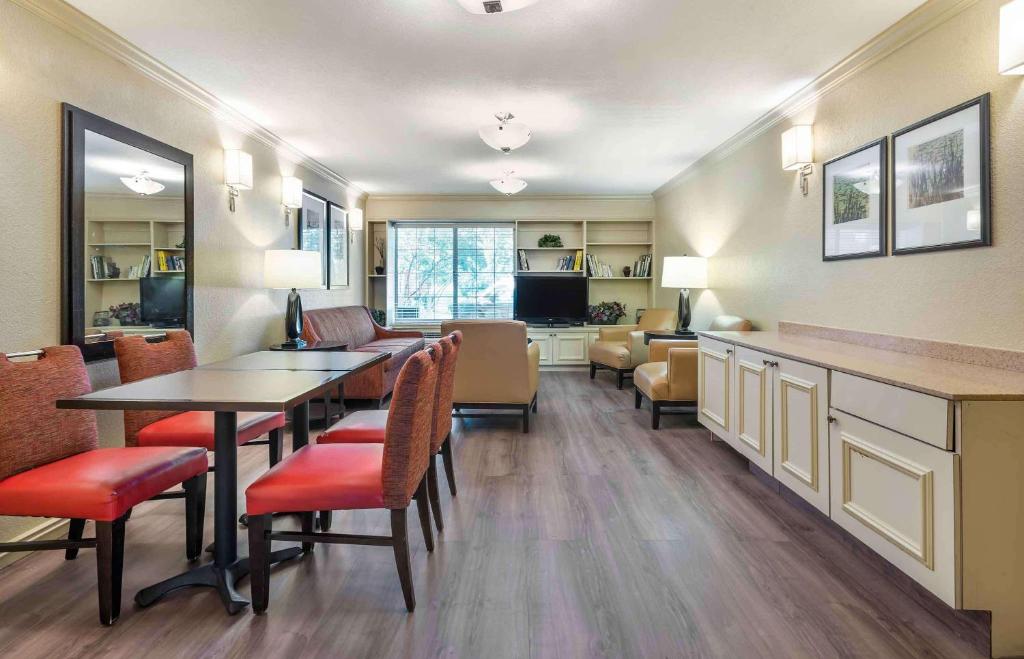 Posezení v ubytování Extended Stay America Suites - Newark - Woodbridge