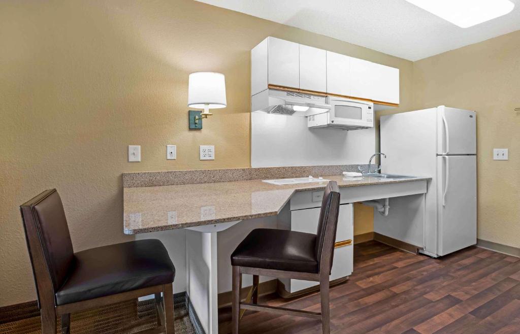 Kuchyň nebo kuchyňský kout v ubytování Extended Stay America Suites - Newark - Woodbridge