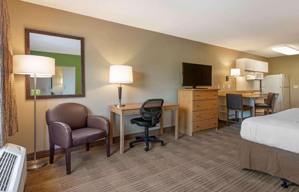 TV a/nebo společenská místnost v ubytování Extended Stay America Suites - Newark - Woodbridge