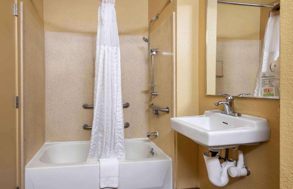 Koupelna v ubytování Extended Stay America Suites - Newark - Woodbridge