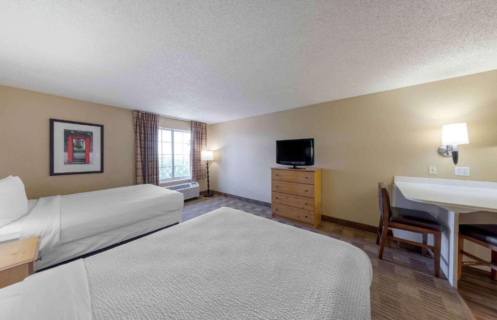 Postel nebo postele na pokoji v ubytování Extended Stay America Suites - Newark - Woodbridge