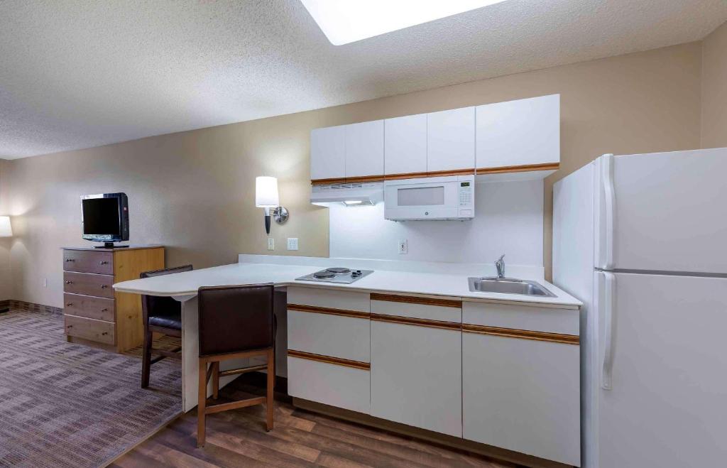 Kuchyň nebo kuchyňský kout v ubytování Extended Stay America Suites - Newark - Woodbridge