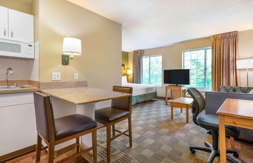 TV a/nebo společenská místnost v ubytování Extended Stay America Suites - Newark - Woodbridge