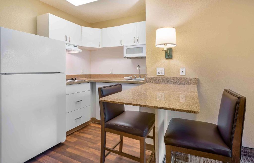 Kuchyň nebo kuchyňský kout v ubytování Extended Stay America Suites - Newark - Woodbridge