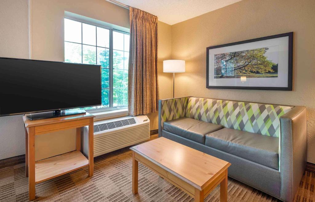 TV a/nebo společenská místnost v ubytování Extended Stay America Suites - Newark - Woodbridge