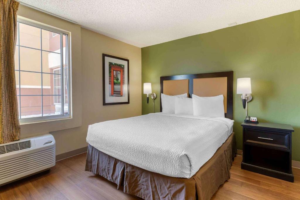 Postel nebo postele na pokoji v ubytování Extended Stay America Suites - Newark - Woodbridge