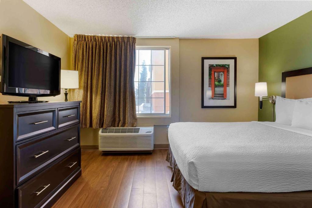 Postel nebo postele na pokoji v ubytování Extended Stay America Suites - Newark - Woodbridge