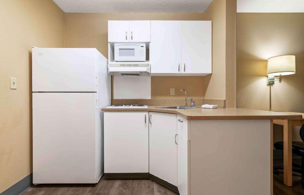 Kuchyň nebo kuchyňský kout v ubytování Extended Stay America Suites - Newark - Woodbridge