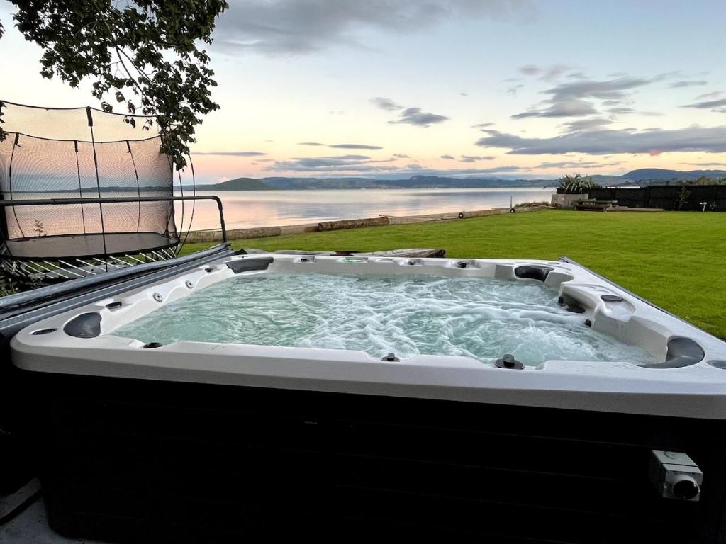 Cozy Lakeside Oasis - Resim 1