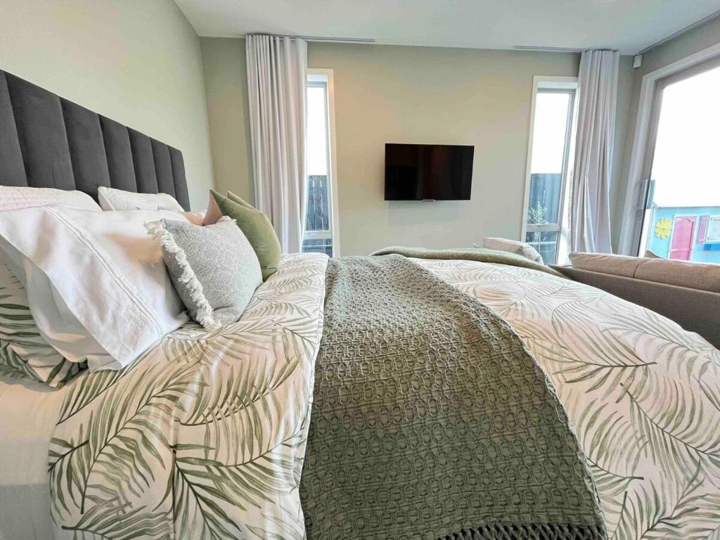 Cozy Lakeside Oasis - Resim 6