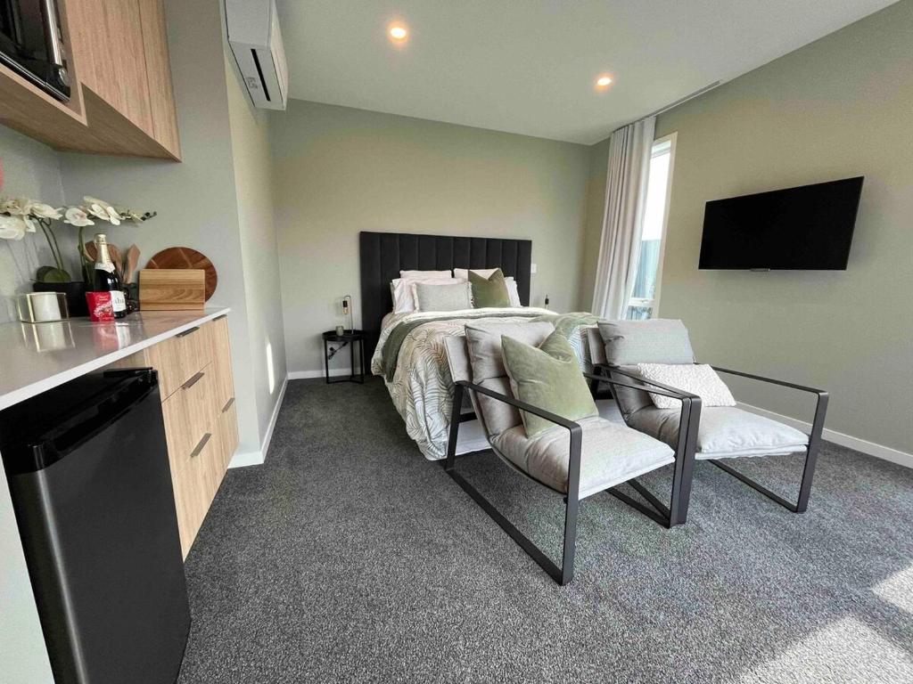 Cozy Lakeside Oasis - Resim 4