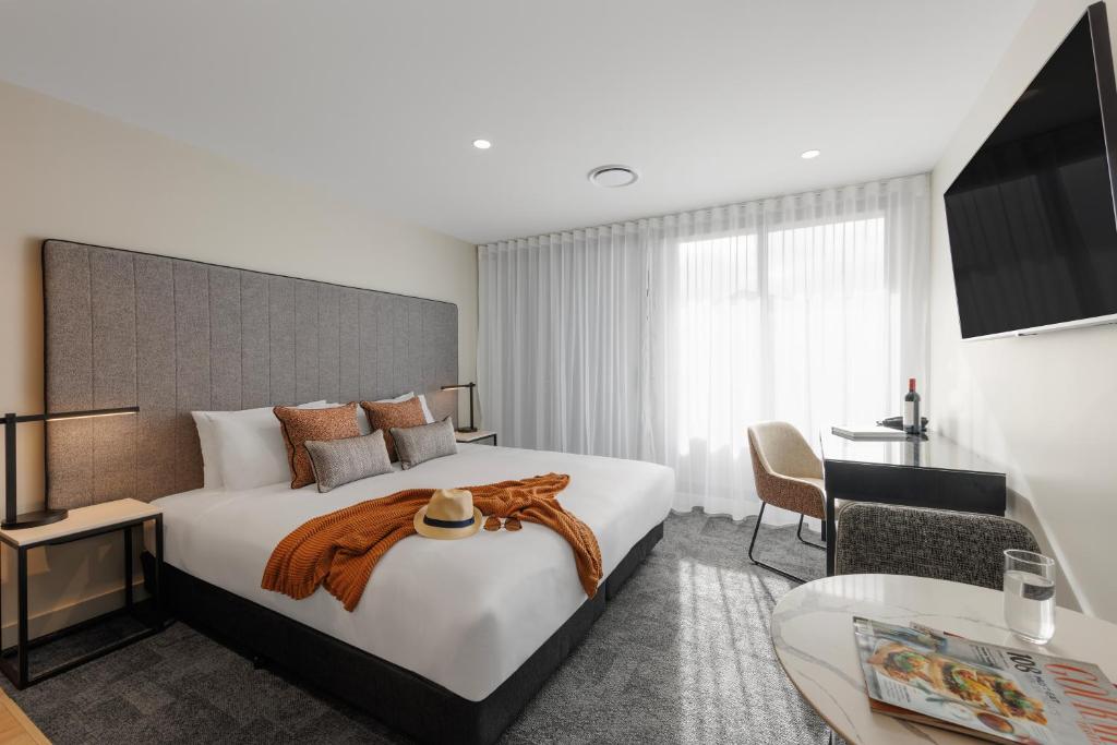 a hotel room with a large bed and a desk at Punthill Maitland in Maitland