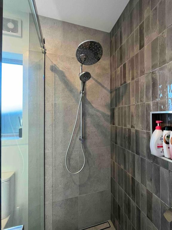 Cozy Lakeside Oasis - Resim 7