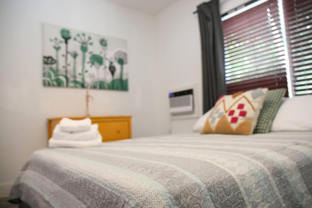 Una cama o camas en una habitación de B05 Nicest 1 bedroom APT in Midtown Miami