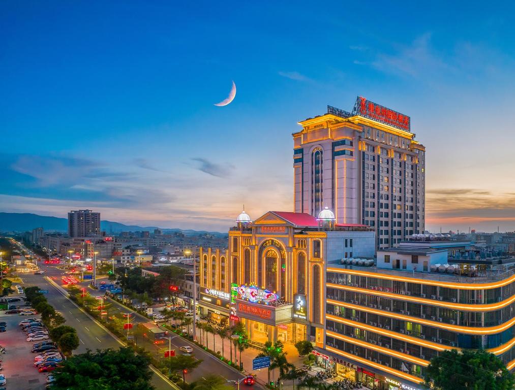 a view of a city with a tall building at Vienna International Hotel Jieyang Yangmei Jade hotel in Jieyang