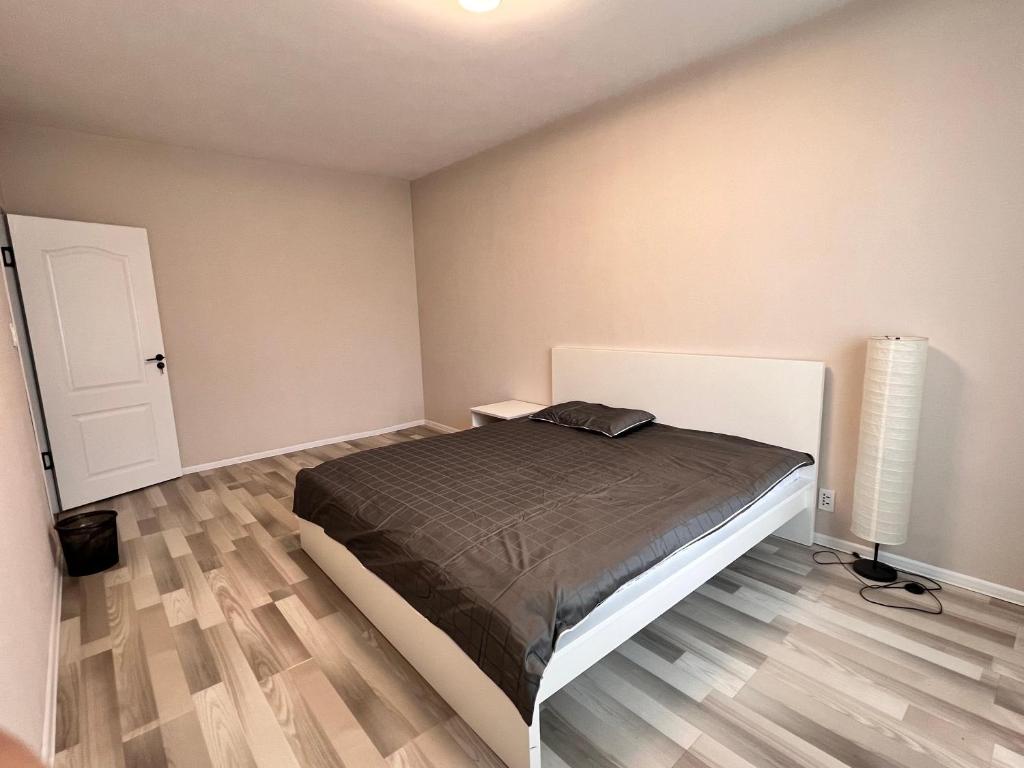 ウランバートルにあるDowntown apartmentのベッドと木の床のある寝室