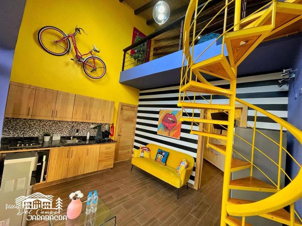 Una habitación con una pared amarilla con una bicicleta en la pared. en Villa jamás, en Jarabacoa