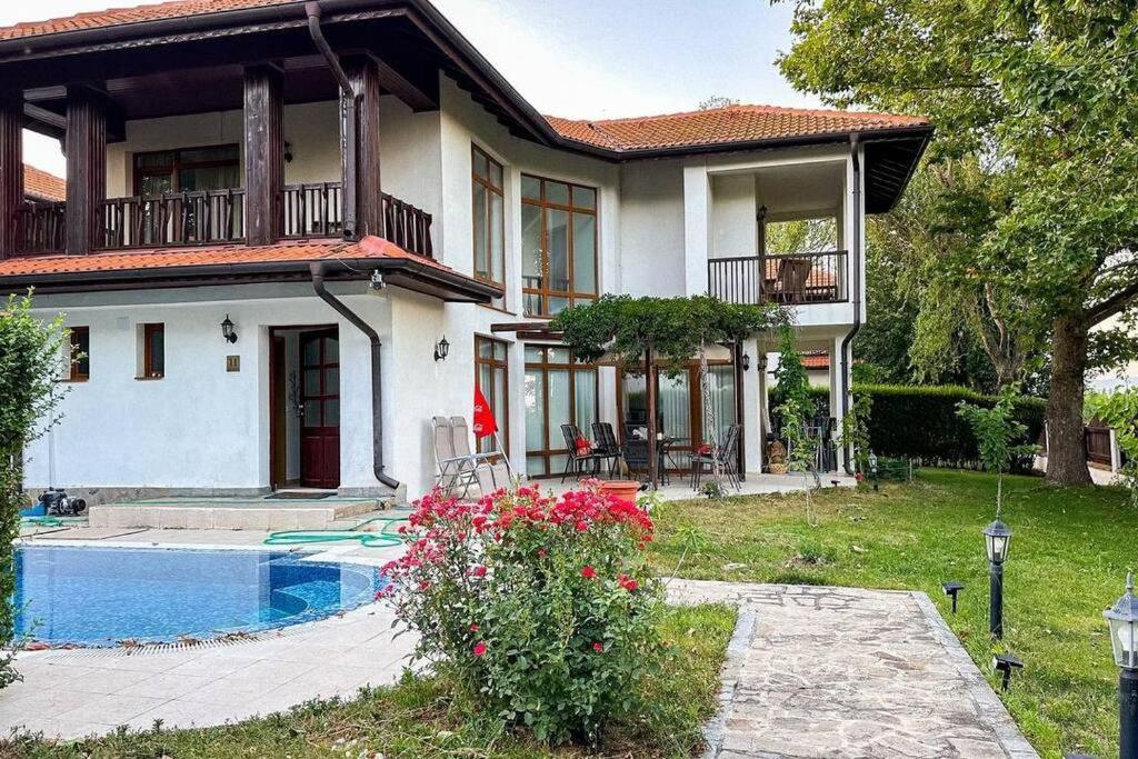 ein Haus mit einem Swimmingpool davor in der Unterkunft Beautiful and quiet family villa in Kableshkovo