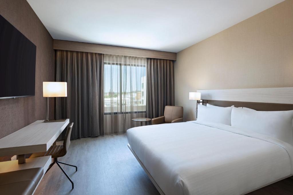 Postel nebo postele na pokoji v ubytování AC Hotel by Marriott Waco Downtown