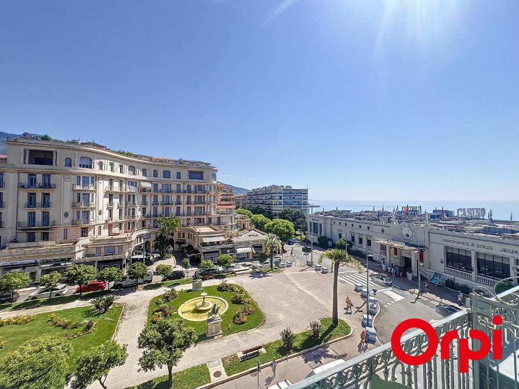 une vue aérienne d'une rue de la ville avec des bâtiments dans l'établissement Appartement 2 pièces climatisé au centre de Menton - FR-1-647-40, à Menton