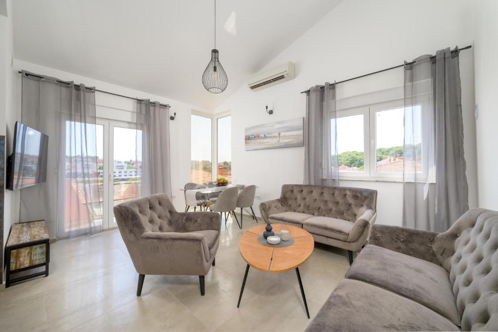 Gallery image of J&J apartment NEW MODERN ELEGANT With Balcony and Loggia - Free private parking Fast Wi-Fi and 3 AIR conditioners in Pula