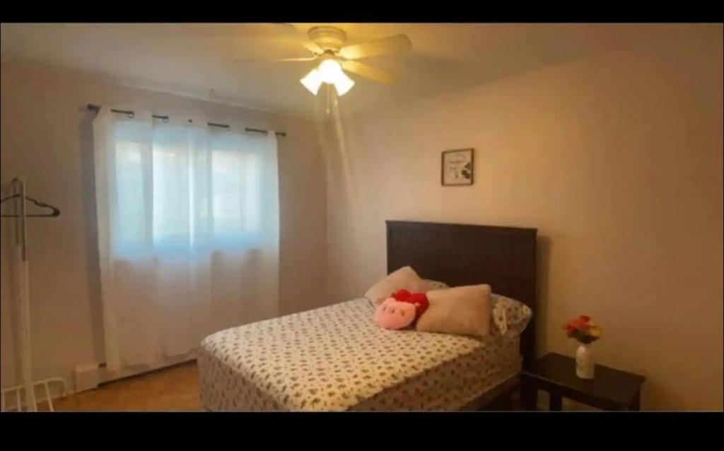 Ένα ή περισσότερα κρεβάτια σε δωμάτιο στο Montreal One-Bedroom Apartment Number3 with shared-bathroom and shared kitchen