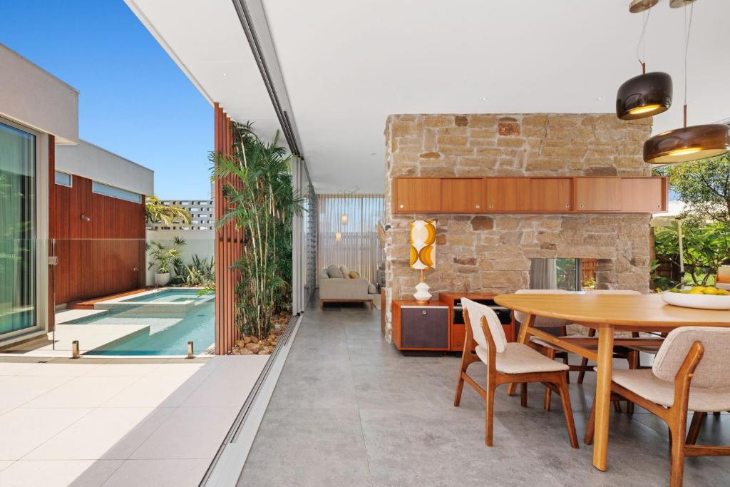 Hikari House في كينغسكليف: فناء داخلي مع طاولة وكراسي ومسبح