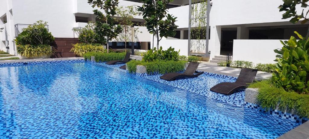 芙蓉Bayu Temiang Residensi的建筑物中间的游泳池