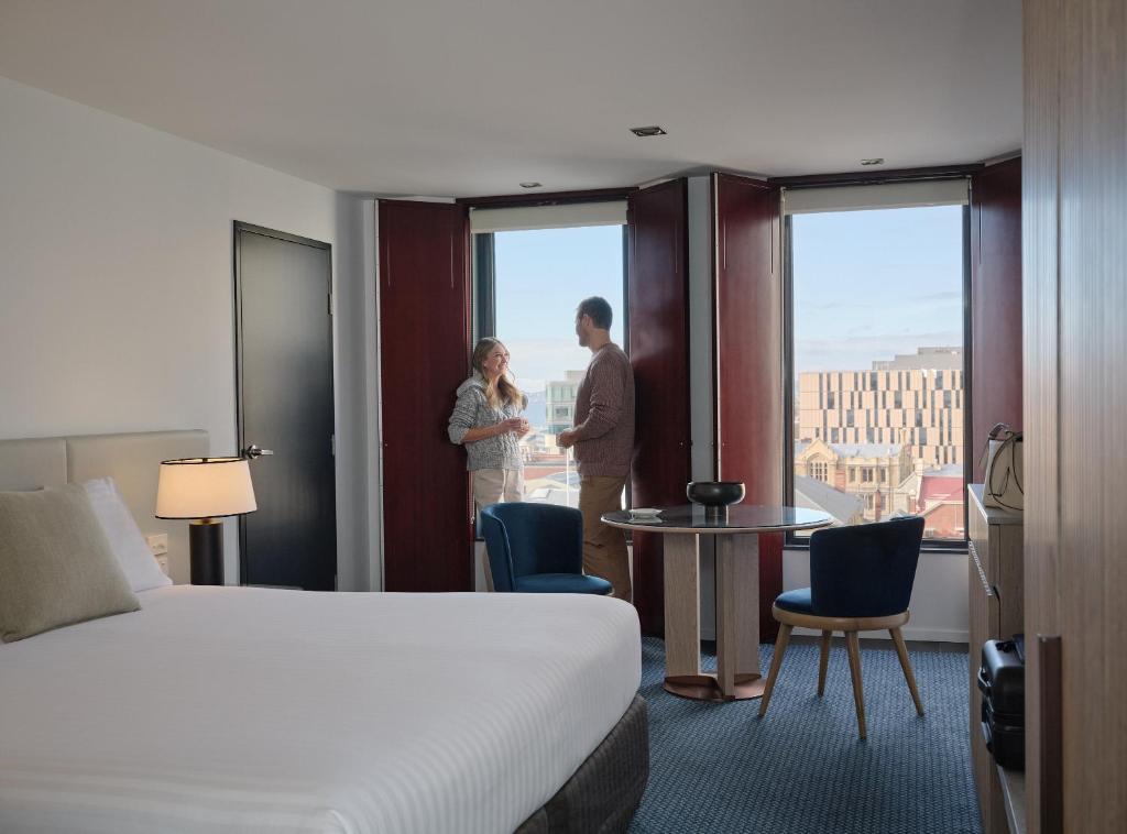 Postel nebo postele na pokoji v ubytování RACV Hobart Hotel