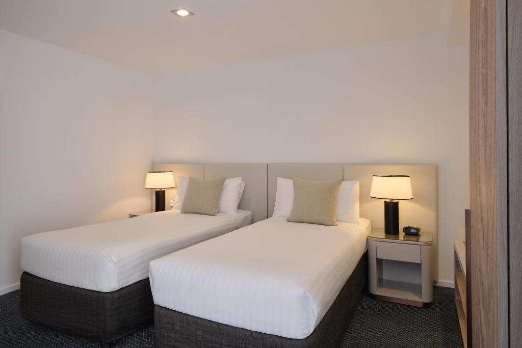Postel nebo postele na pokoji v ubytování RACV Hobart Hotel