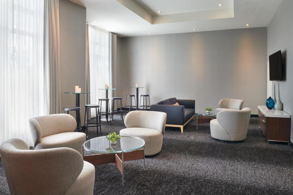 Courtyard by Marriott Calgary Airport - Resim 44