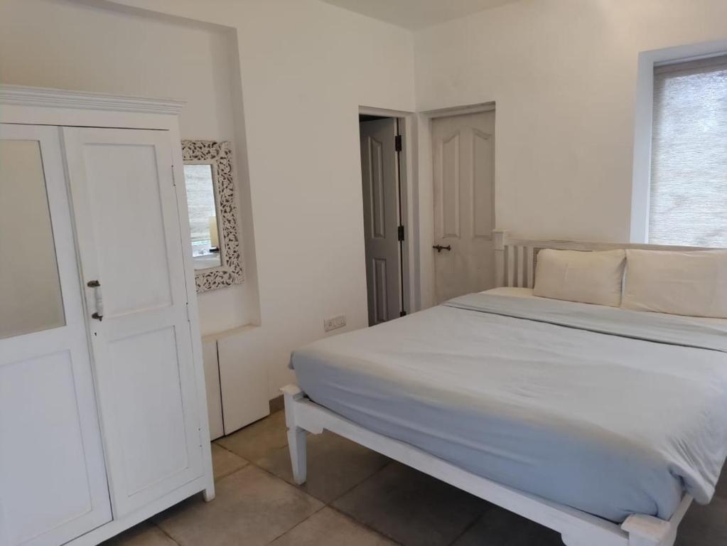 Una cama o camas en una habitación de AQUAVISTA at CasaPhilomena