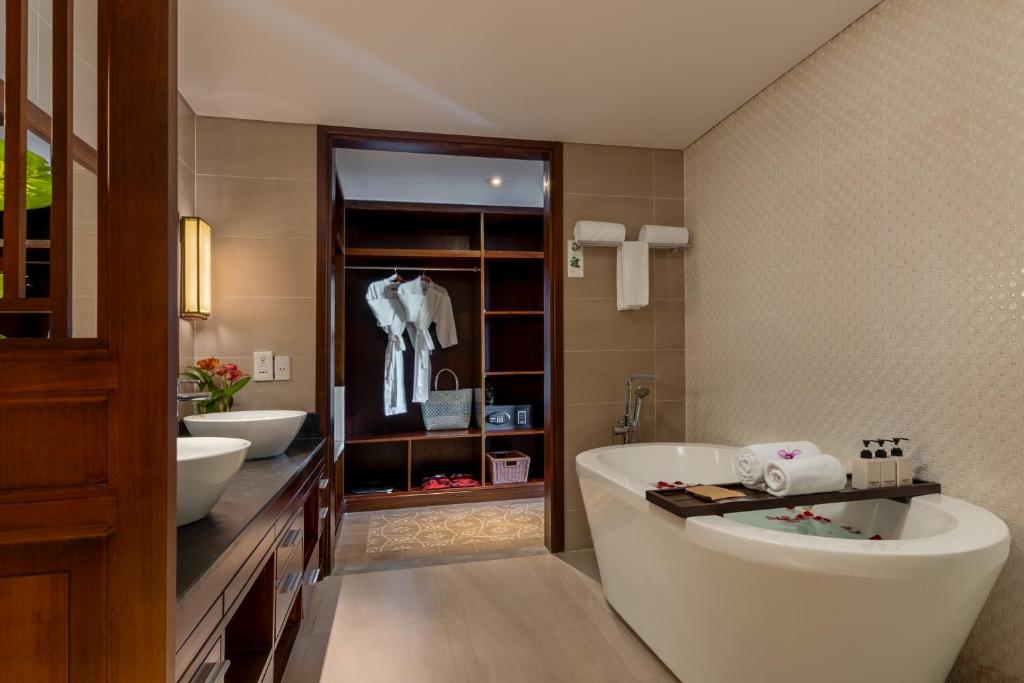 Phòng tắm tại RiverTown Hoi An Resort & Spa