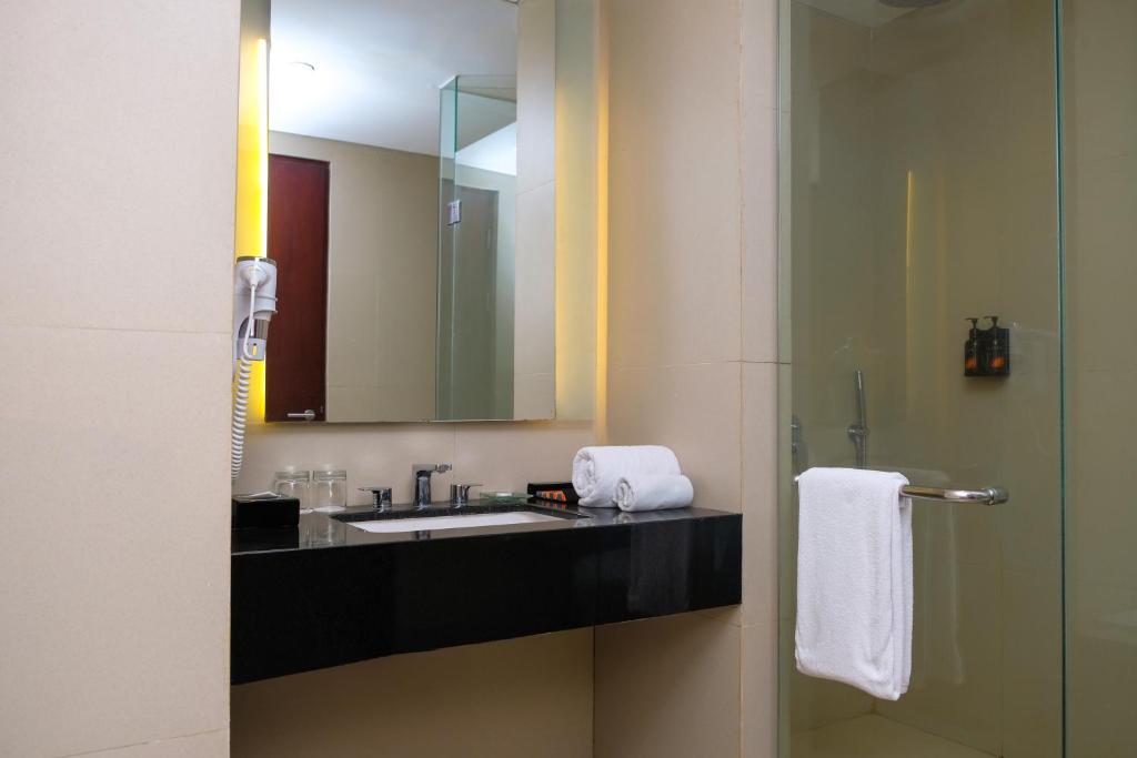 Koupelna v ubytování The Luxton Cirebon Hotel and Convention
