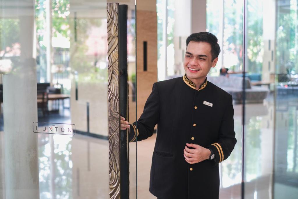 Členové personálu v ubytování The Luxton Cirebon Hotel and Convention