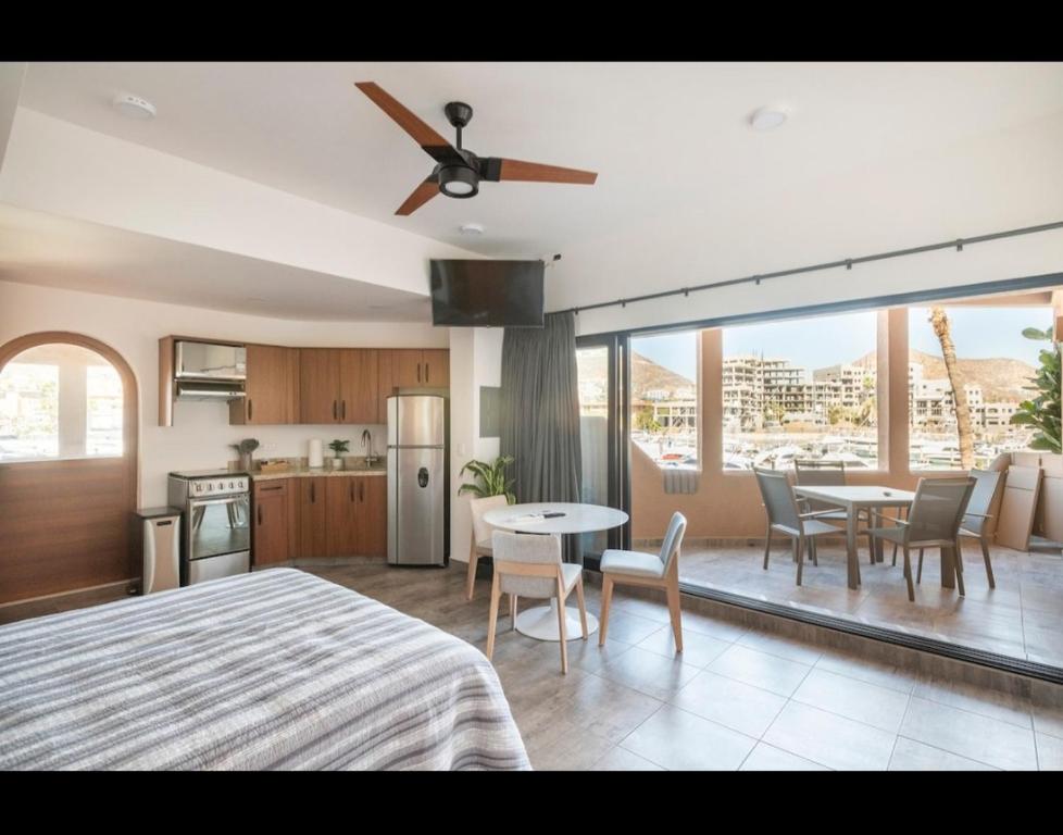 Η κουζίνα ή μικρή κουζίνα στο Marina Cabo Plaza unit 107A