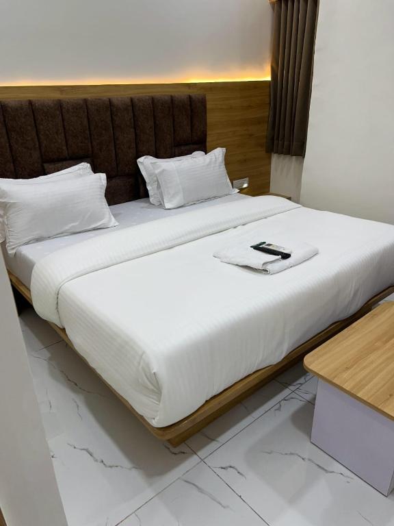 Postel nebo postele na pokoji v ubytování Hotel Apple View,Ahmedabad