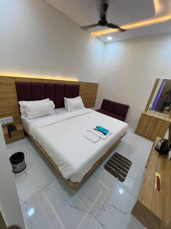 Postel nebo postele na pokoji v ubytování Hotel Apple View,Ahmedabad