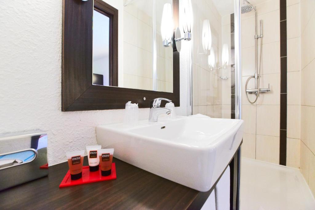 Koupelna v ubytování Enzo Hotels Reims Tinqueux by Kyriad Direct