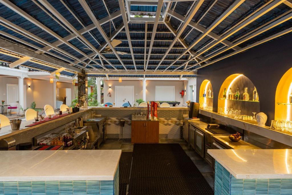 Restaurace v ubytování Emperor Ozran by Alaya Stays