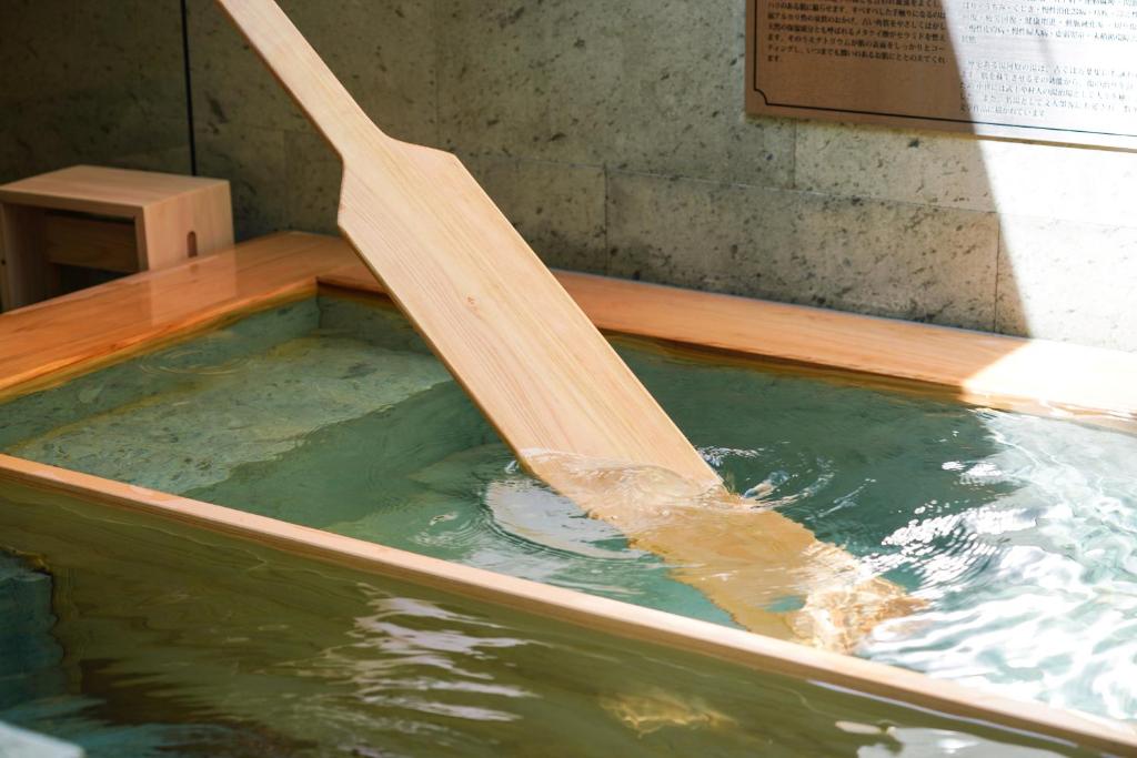 Bazén v ubytování The BASE GLAMPING YUGAWARA nebo v jeho okolí