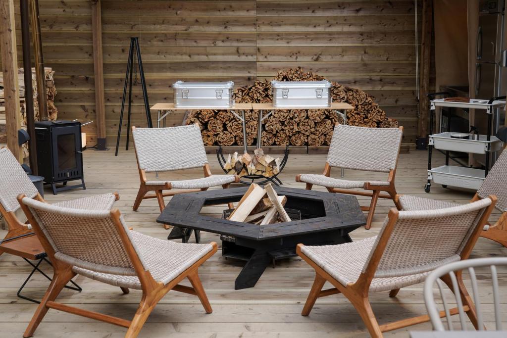 Posezení v ubytování The BASE GLAMPING YUGAWARA