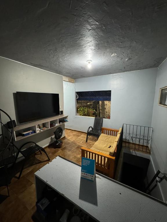 TV a/nebo společenská místnost v ubytování Discovery Hostel