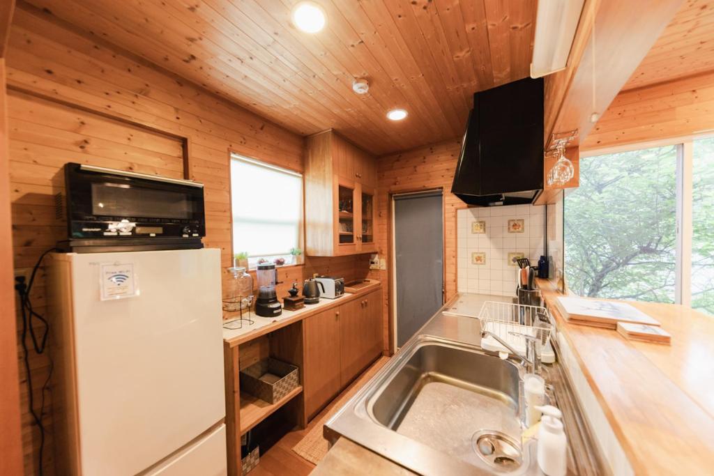 Kuchyň nebo kuchyňský kout v ubytování 4月リニューアルOpen! 全室エアコン完備! Deerview Lodge 山中湖