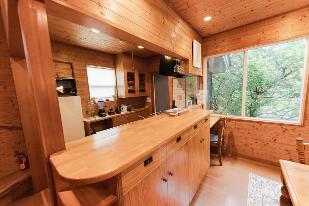 Kuchyň nebo kuchyňský kout v ubytování 4月リニューアルOpen! 全室エアコン完備! Deerview Lodge 山中湖