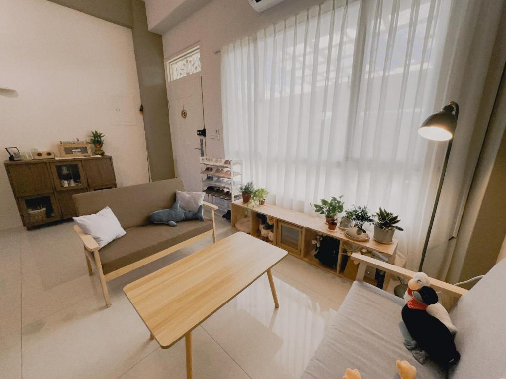 a living room with a couch and a table at Ri Yue Homestay in Taitung City