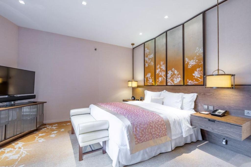 HUALUXE Shanghai Twelve At Hengshan, an IHG Hotel - Junior King Suite
